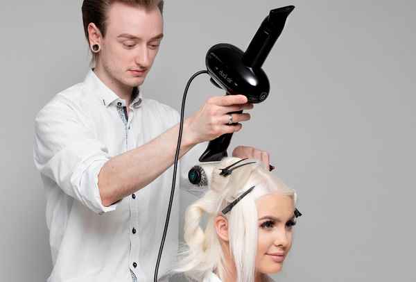 Blow-drying from the top with Dual Air™ T1